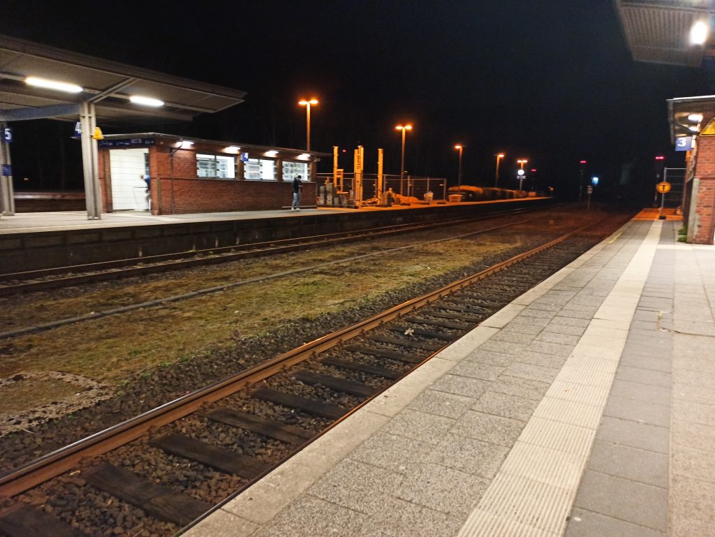 Bild zeigt zwei Bahnsteige, die einander gegenüberliegen