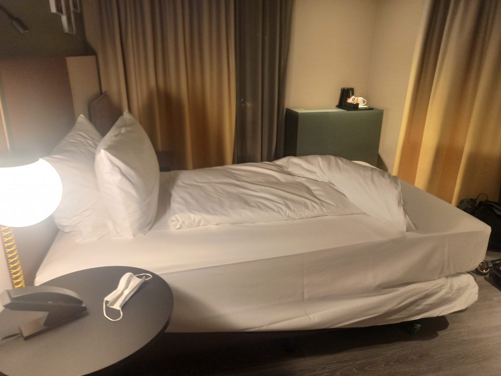 Ein Bett, etwa 1,20 Meter breit