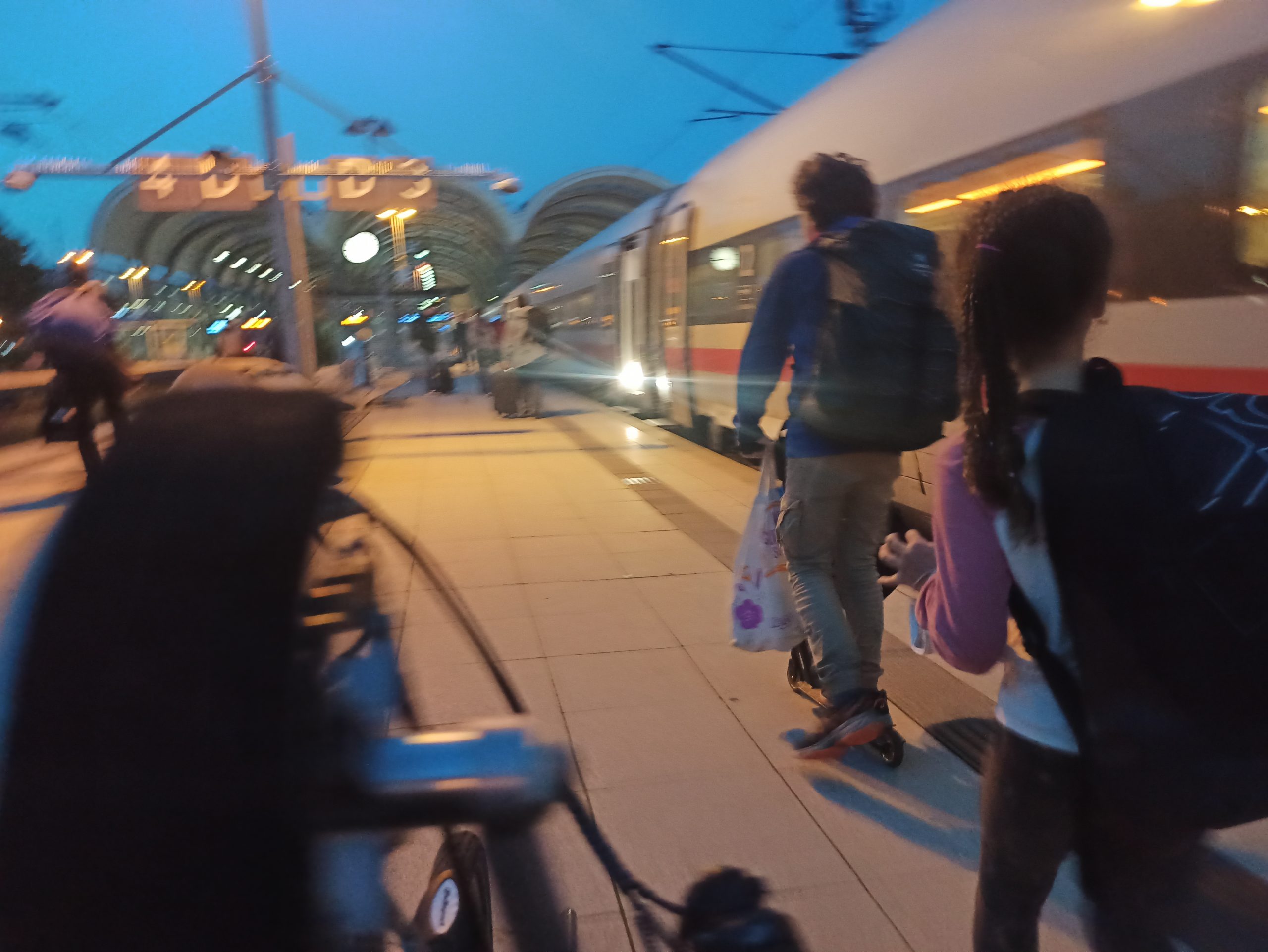 Bahnhof Kiel, zwei Kinder auf dem Bahnsteig neben einem ICE, im Anschnitt ein Adaptivbike